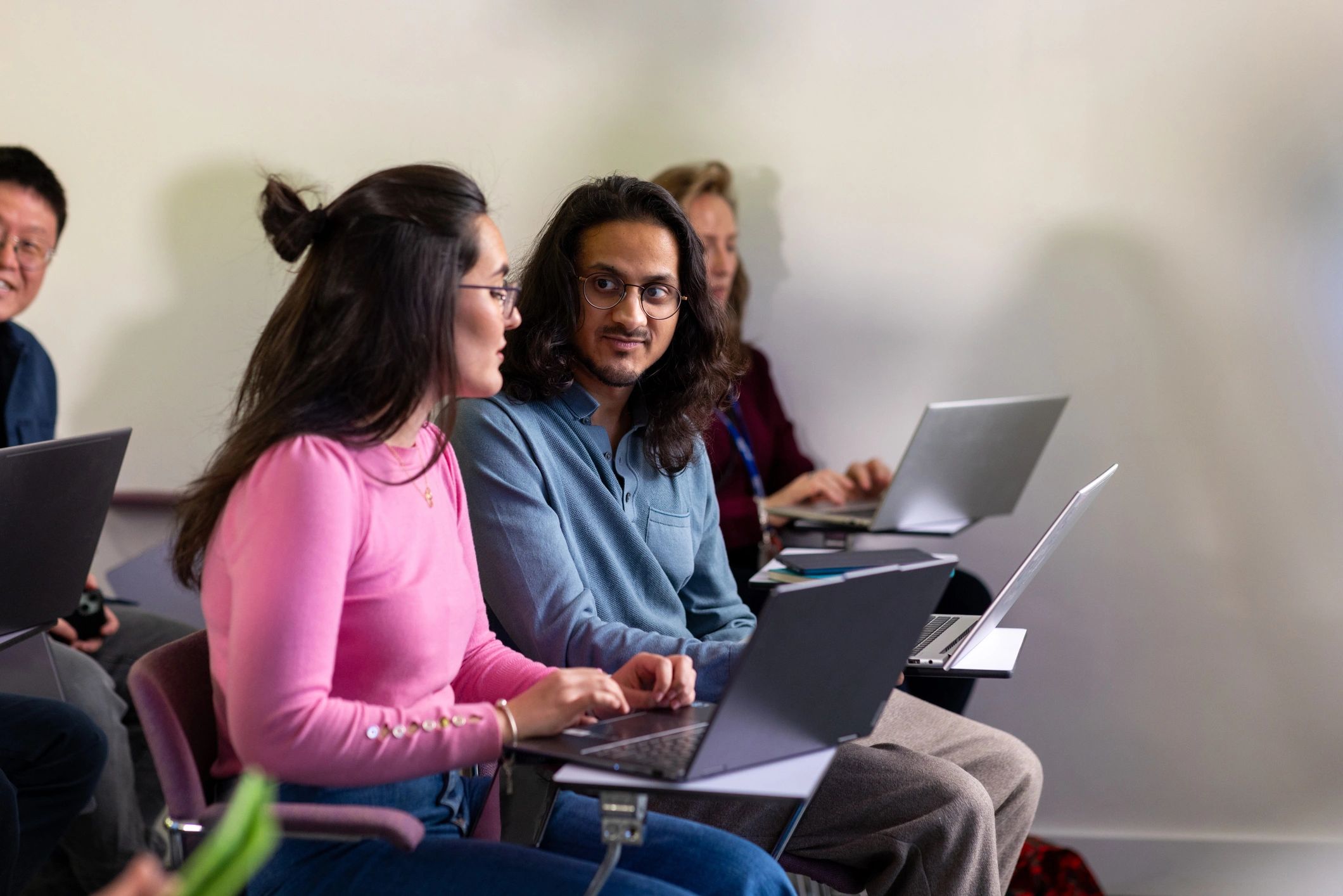 Students and professionals learning together in a computer-based seminar